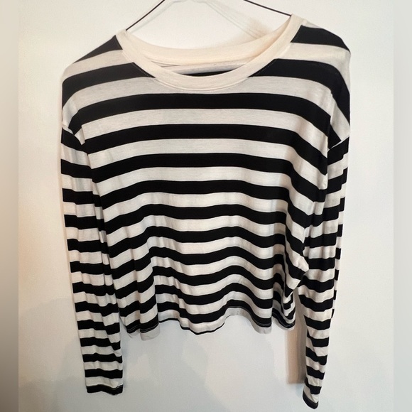 A NEW DAY BLACK AND WHITE STRIPPED LARGE 
CROPPED TOP.  LONG SLEEVES - Picture 1 of 7
